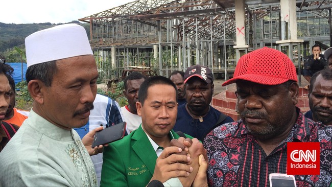 "Pak Guru kenapa? Kau sakitkah, kok badan ditekuk-tekuk begini?" tanya Kepala Suku. Guru itu menjawab, "Kami punya agama model sembahyangnya seperti ini."