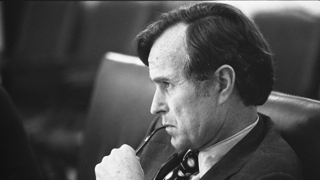 Mantan Presiden George H.W. Bush akan memilih capres dari Partai Demokrat, Hillary Clinton, dalam pemilu presiden pada 8 November 2016 mendatang.
