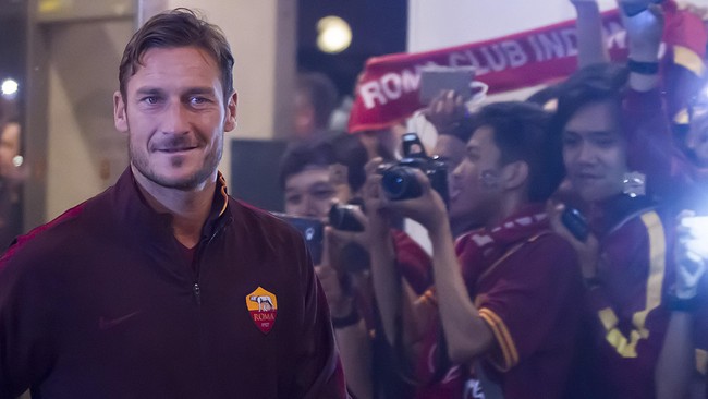 Francesco Totti masih menanti kepastian kontraknya diperpanjang atau tidak oleh AS Roma. Jika tidak, Pangeran Roma itu mungkin akan gantung sepatu.