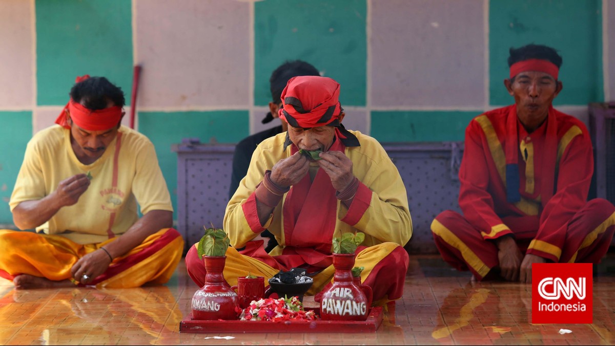 Ritual dan Atraksi Bahaya Bersama Buaya di Cikarang