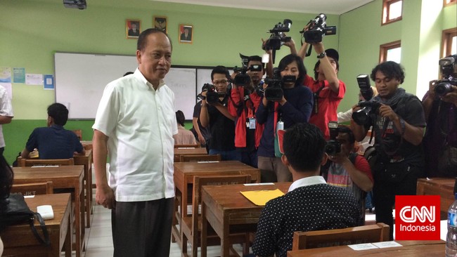 Menristekdikti M Nasir mengatakan penurunan tersebut disebabkan karena 10 persen lainnya akan dimasukkan ke kuota Seleksi Bersama Masuk PTN (SBMPTN).