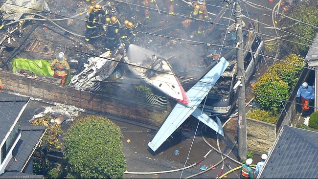 Pesawat kecil jenis PA-46 jatuh dan menimpa rumah di Tokyo pada Minggu siang, membuat lima kediaman dan dua mobil terbakar.