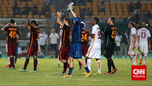 Pesepakbola AS Roma dari Tim Merah dan Putih usai  pertandingan di Stadion Utama GBK, Senayan, Jakarta, Sabtu, 25 Juli 2015. Tim Merah AS Roma berhasil menang atas Tim Putih AS Roma dengan skor 2-1. CNN Indonesia/Safir Makki