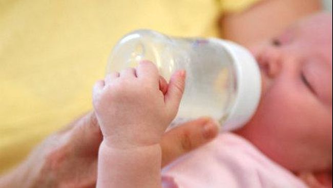 Alergi protein susu sapi memiliki gejala yang dapat terlihat di usia enam bulan pertama di bagian tubuh tertentu si bayi.