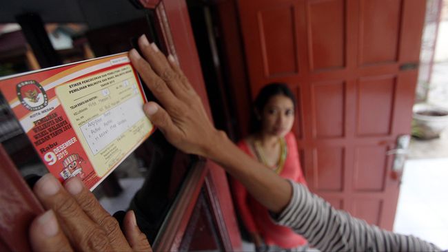 Cocokkan Data Pemilih Pilkada, KPU Sebar 400 Ribu Petugas Petugas kelurahan Pemutakhiran Data Pemilih (PPDP) menempelkan stiker seusai melakukan pencocokan dan penelitian (coklit) pemilih di kelurahan Sukaramai I Medan, Sumatera Utara, Minggu (26/7). Pengecekan pemilih dengan mengunjungi rumah ke rumah tersebut bertujuan untuk mencocokan data pemilih yang telah terdaftar dengan masyarakat yang memiliki hak pilih dalam pilkada Walikota dan Wakil Walikota Medan 9 Desember 2015 mendatang. ANTARA FOTO/Septianda Perdana/asf/kye/15.