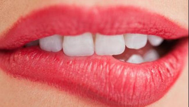 Selain minum banyak air, Anda bisa melakukan langkah-langkah sederhana lain untuk menghindari bibir kering dan pecah-pecah.