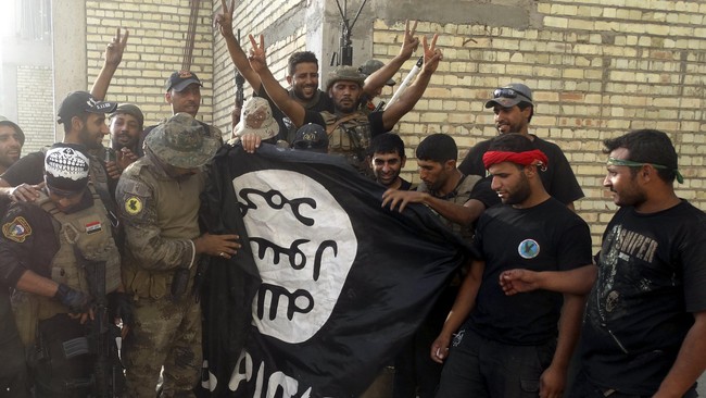 Dua aktivis yang tewas berasal dari kelompok Raqqa Is Being Slaughtered Silently. Kelompok tersebut didirikan pada April 2014. 