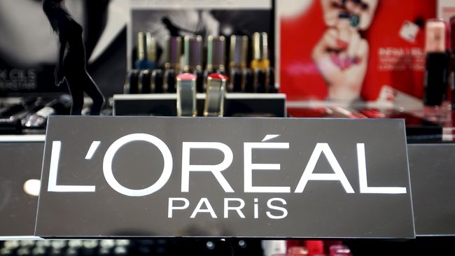 Bos L'Oreal Jean-Paul Agon dikecam karena komentarnya yang dianggap mencari keuntungan karena meminta wanita untuk bermake up lebih tebal demi konten instagram.