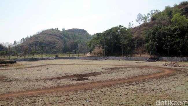 Kekeringan ini berdampak pada rusaknya ribuan hektare lahan pertanian dan ancaman krisis air bersih.