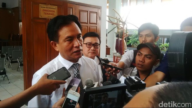 Dalam permohonan gugatan praperadilan yang dibacakan Yusril Izha Mahendra, Dahlan mengaku bingung dirinya ditetapkan sebagai tersangka oleh Kejati DKI.