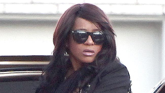 Sahabat Bobbi Kristina Brown mengungkapkan betapa putri tunggal Whitney Houston itu selama ini menderita dan terasing dari keluarganya.