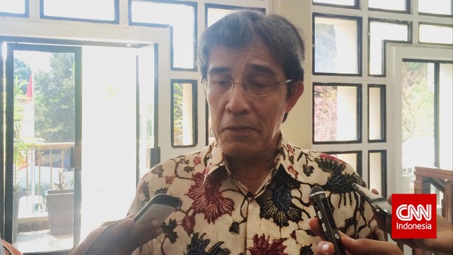 KPU, kata Komisionernya Hadar Nafis Gumay, berencana membuat aturan turunan dana kampanye, di Pasal 73 perubahan UU tentang Pilkada, dalam bentuk non tunai.