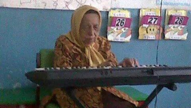 Meinar Louis, dunia pendidikan mengenang budi luhurmu, mengenalmu pemberi kasih sayang lewat lagu Bintang Kecil. Sudah sepantasnya menerima gelar pahlawan.