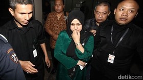 Ditahan, Istri Muda Gubernur Gatot Titip Surat ke OC Kaligis