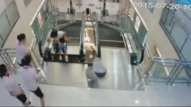 Seorang ibu di China tewas terjatuh di rongga bagian atas eskalator. Sebelum "ditelan" eskalator dia berhasil menyelamatkan putranya.