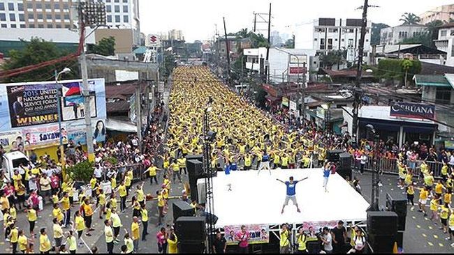 Ada ribuan orang menari di jalanan Kota Mandaluyong, Filipina, pada 19 Juli karena menjadi tuan rumah kelas zumba terbesar di dunia, dengan 12.975 peserta.