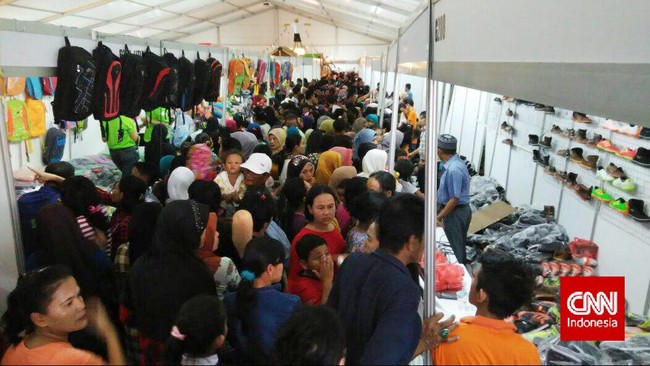 JakBook dipadati warga pemegang Kartu Jakarta Pintar. Mereka tak punya uang tunai untuk membeli perlengkapan sekolah.