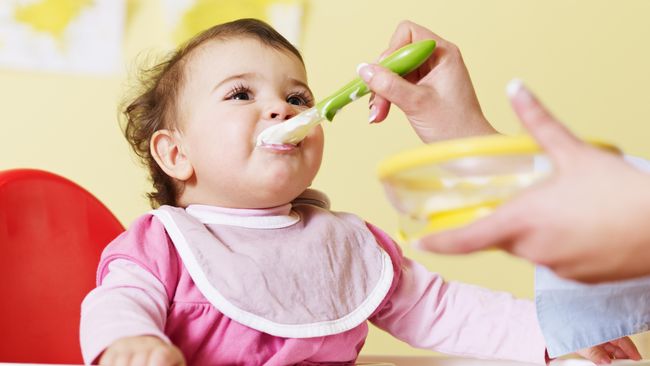 Orang tua kerap berpikir mereka harus memberikan makanan padat secepat mungkin untuk bayi mereka. Namun, para ilmuwan berkata, tidak perlu terburu-buru.