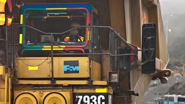 PT Freeport Indonesia seharusnya telah mengajukan penawaran harga divestasi atas 10,64 persen sahamnya pada 14 Oktober 2015 lalu.
