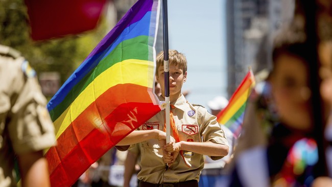 Pramuka Amerika menghapus larangan terhadap orang dewasa gay yang ingin menjadi pemimpin atau pekerja di unit organisasi yang telah berusia 150 tahun ini.