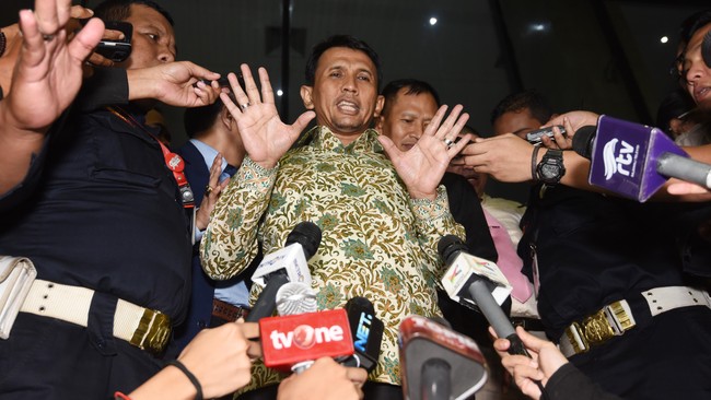 Kuasa hukum Gatot Pudjo Nugroho menganggap pemberian fasilitas mobil bukan sebagai masalah yang besar. Pemberian disebutnya karena OC pengacara pribadi Gatot.