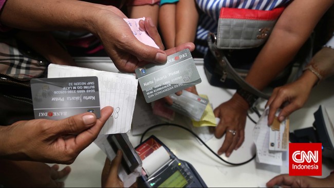 Adanya sistem non tunai, kata Ahok memudahkan pihaknya dalam memantau segala transaksi.