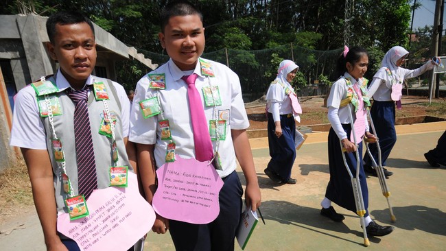 Praktek kekerasan kerap terjadi di sekolah, seringkali dimulai dari acara Masa Orientasi Sekolah (MOS). Ayo setop!