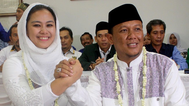 Gubernur Jabar Ridwan Kamil menyatakan Bupati Karawang Cellica Nurrachadiana positif corona (Covid-19).