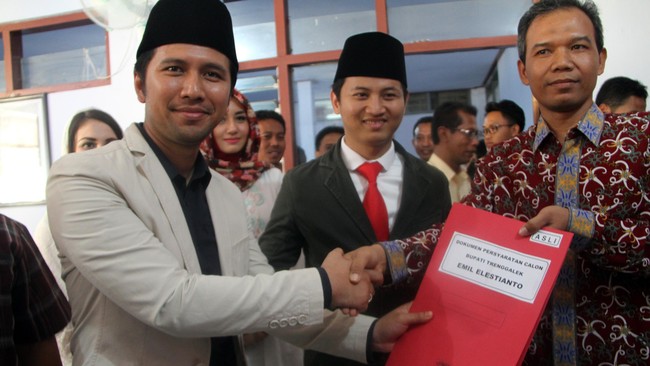 Selain itu, faktor tidak diberikannya kesempatan yang sama kepada setiap orang untuk mencalonkan diri juga memicu fenomena ini.