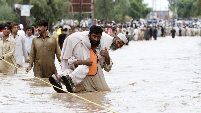 Banjir telah menewaskan 81 orang di Pakistan dalam dua pekan terakhir. Hampir 300 ribu orang terkena dampak banjir di utara dan selatan Pakistan itu.