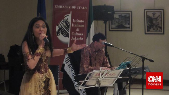 Aksi duo Mega dan Mauro menyemarakkan konser kecil bertajuk Italy & Indonesia: Common Passion for Music di Instituto Italiano di Cultura, Jakarta.