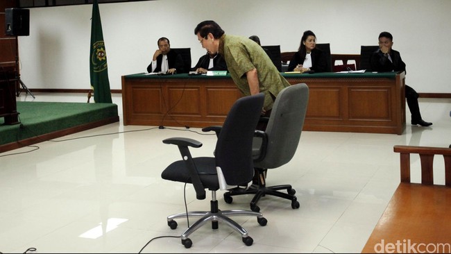 Vonis itu lebih ringan dari tuntutan jaksa yang sebelumnya menuntut penjara 4,5 tahun dan dengan Rp 250 juta.