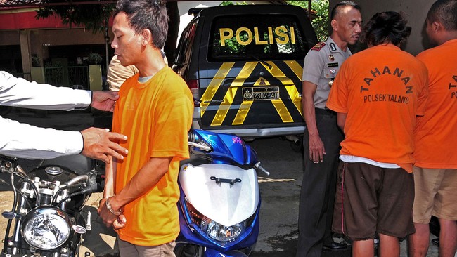 Empat tahanan rumah tahanan (rutan) Polsek Pasar Minggu mencoba melarikan diri dengan cara mengergaji terali besi ruang tahanan.