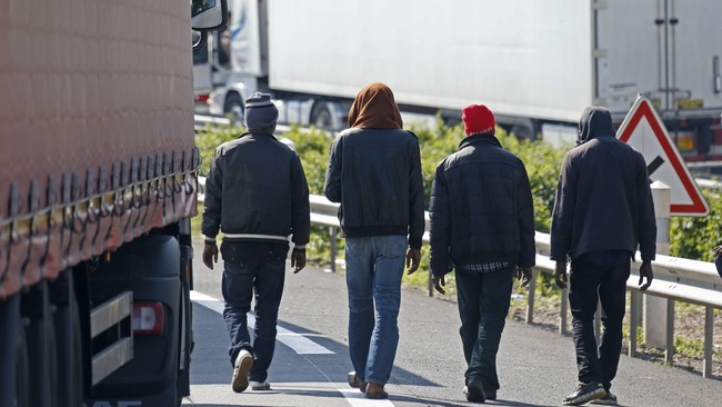 Lebih dari 2.000 imigran ilegal melakukan aksi berbahaya dengan mencoba memasuki Inggris dari Perancis melalui Channel Tunnel, beberapa orang terluka.