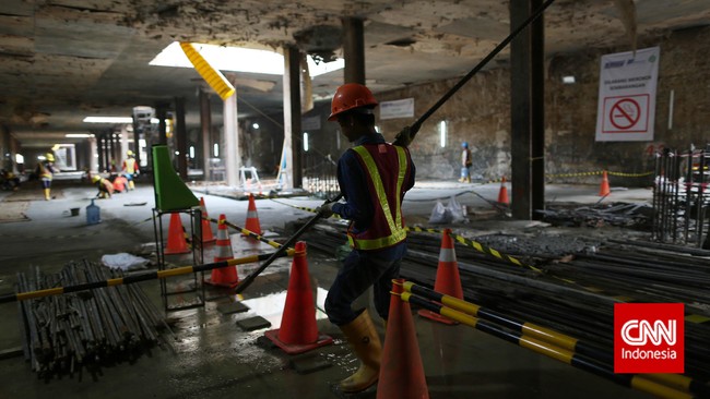Menurut Direktur Utama PT MRT Jakarta Dono Boestami, perubahan desain perlu dilakukan karena pembangunan tidak mungkin menunggu semua lahan dibebaskan.