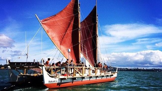Polynesian Voyaging Society dengan kapal kano berlambung ganda Hokulea bakal singgah di Bali dan Jawa.