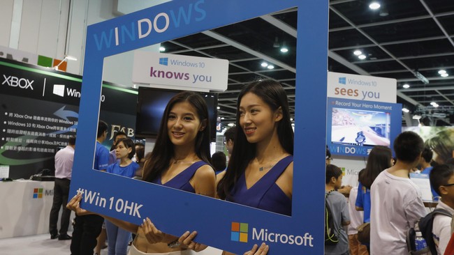 Microsoft Band generasi kedua dirancang dengan layar melengkung agar tak terlihat kaku serta ditambahkan material stainless untuk menambah kesan mewah.