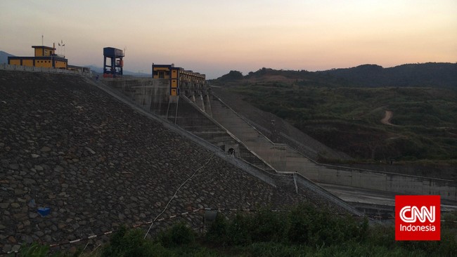 Waduk Jatigede rencananya direndam hari ini. Warga menunggu dengan perasaan was-was, karena nyaris 80 persen warga belum berkemas.