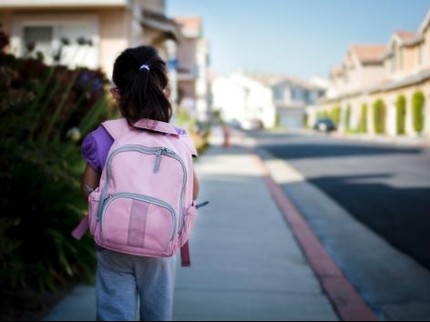 Wajarkah Anak 2 Tahun Nggak Merespons Instruksi Saat di Jalan?
