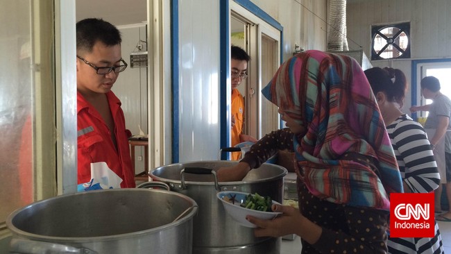 Ada yang senang karena meraup untung setelah warungnya jadi langganan pekerja China, ada juga yang kesal sebab ingin pabrik merekrut lebih banyak warga lokal.