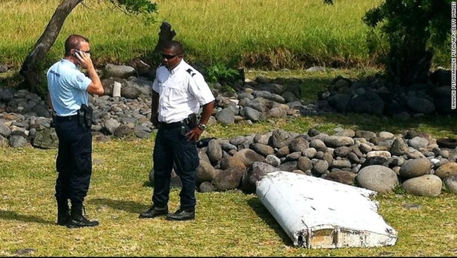 Sebuah koper ditemukan di dekat tempat ditemukannya puing yang diduga berasal dari pesawat Boeing 777 milik pesawat Malaysia Airlines MH370.