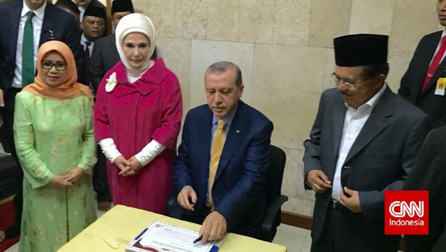 Wakil Presiden RI Jusuf Kalla mengajak Presiden Turki Recep Tayyip Erdogan beserta istri berkeliling lingkungan Masjid Istiqlal Jakarta usai salat Jumat.