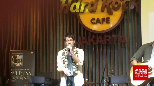Jeritan penggemar yang membahana membuat penyanyi tandem Pink di lagu Just Give Me a Reason ini menyeletuk, "Itu menakutkan."