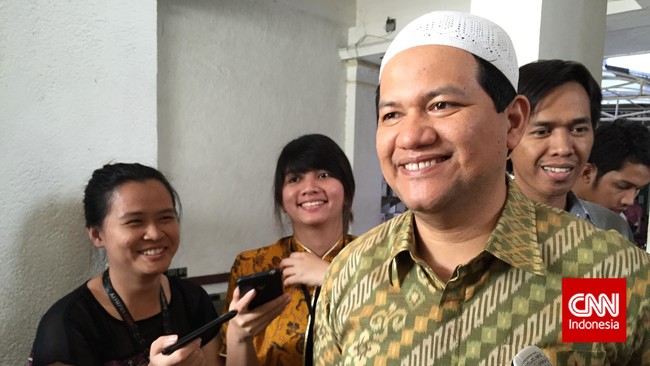Laporan yang ditekankan KPU adalah ada 12 daerah hanya satu pasangan calon dan satu daerah tidak ada pasangan calon yang mendaftar. 