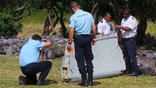 Puing pesawat yang diduga MH370 ditemukan terdampar di Pulau Reunion setelah setahun hilang, diduga jatuh di Samudera Hindia sebelah barat Australia.