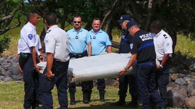 Puing pesawat yang diduga MH370 ditemukan terdampar di Pulau Reunion setelah setahun hilang, diduga jatuh di Samudera Hindia sebelah barat Australia.