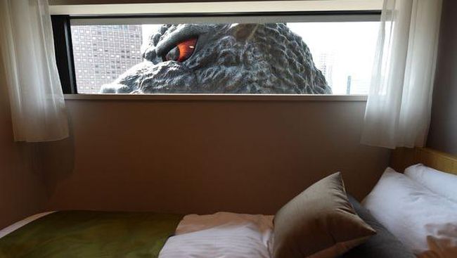 Di Jepang, Anda bisa merasakan bagaimana tegangnya 'sekamar' dengan Godzilla atau bahkan diintip dari jendela kamar hotel.