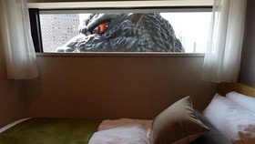 Merasakan Ketegangan Nyata 'Diintip' Godzilla dari Jendela