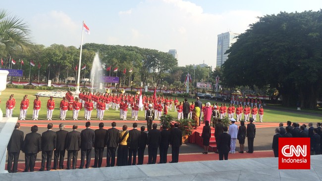 Presiden Joko Widodo menyambut kedatangan Presiden Turki Recep Tayyip Erdogan di halaman Istana Merdeka sebelum menggelar pertemuan empat mata.