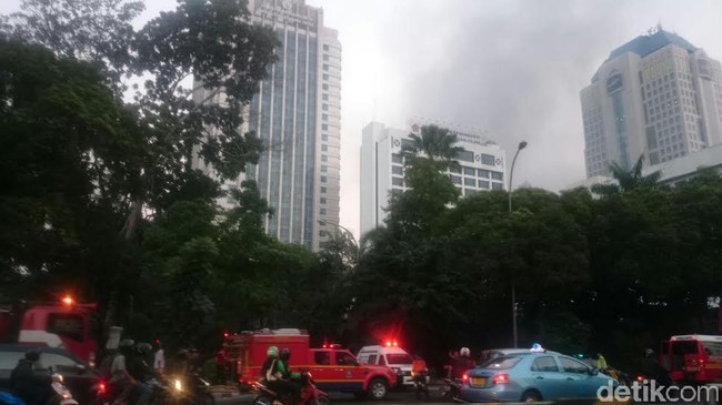 Para karyawan yang datang sudah terlanjur absen. Namun Dirjen Pajak menginstruksikan agar pegawainya libur hari ini. Pelayanan untuk umum pun ditutup.